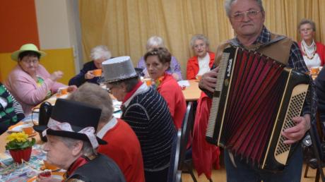 Hans Täuber spielt gerne mit dem Akkordeon die Faschingslieder, bei denen jeder mitsingen kann. So auch beim Seniorenfasching im ASB-Mehrgenerationenhaus. 