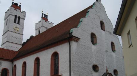 Die Kirche St. Martin mit ihren eigenwilligen Türmen steht im Herzen Wertingens und dient vielen als Wahrzeichen der Zusamstadt, nun muss das Dach und die Fassade des Gotteshauses nachgerüstet werden. 
