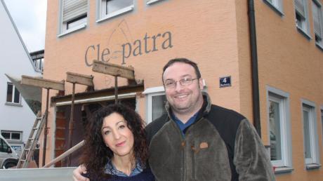 Aus Cleopatra wird künftig „Eiscafe Casal“: Claudio und Stella Casal sind von der Hauptstraße an den Marktplatz gezogen.  

