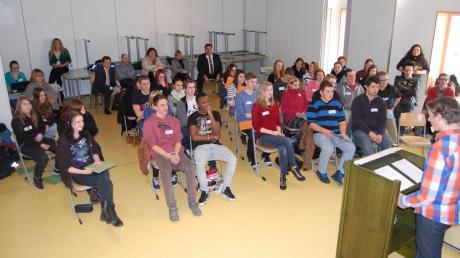Wie werden Gesetze im Landtag verabschiedet? Schüler des M-Zweigs der Mittelschule Wertingen diskutierten das im Rahmen eines Planspiels.