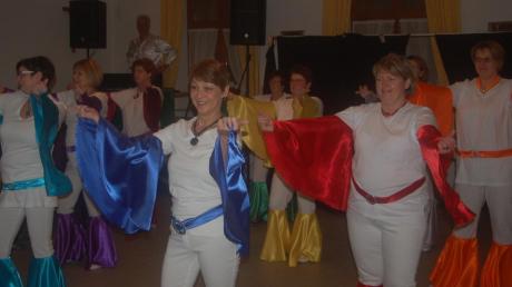 Die „tanzenden Hausfrauen“, Gymnastikdamen aus Bocksberg, rockten beim Weiberball im Bürgerhaus die Bühne. 
