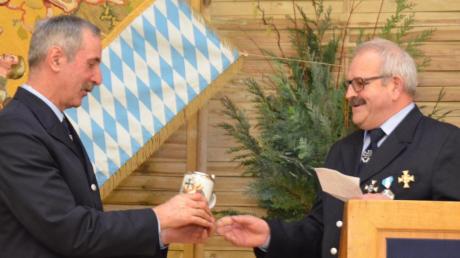 Alois Dippel (links), Vorsitzender des Krieger- und Kameradschaftsvereins Laugna, erhielt einen Krug als Geschenk vom Patenverein aus Osterbuch. Überreicht wurde es vom Vorsitzenden Ewald Heindel.