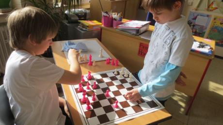 Die Viertklässler an der Grundschule Zusamaltheim beherrschen das königliche Spiel perfekt. 
