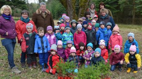 Von Forstdirektor Hartmut Dauner (hinten stehend) erfuhren die Kinder und Erzieherinnen vom Kindergarten Laugna allerhand über den Wald, durch den sie eine eindrucksvolle Wanderung gemacht hatten.  

