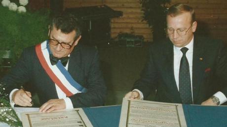 1989 unterschrieben die damaligen Bürgermeister, Dietrich Riesebeck von Wertingen (rechts) und Michel Susgin von Fère-en-Tardenois den Partnerschaftsvertrag.