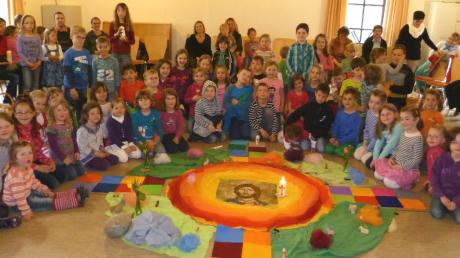 Die Kinder versammelten sich um das Auferstehungsbild, das bei der Kinder-Osterfeier vergangenen Samstagnachmittag im Wertinger Pfarrheim entstanden war. 
