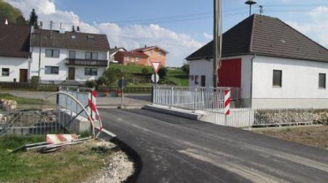 Eine neue Laugnabrücke wurde in Bocksberg gebaut. Jetzt ist die Straße wieder befahrbar. 