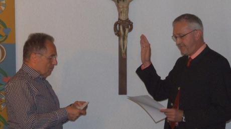 Als ältester im Ratsgremium nahm Gemeinderat Dieter Meißle (links) dem neuen Villenbacher Bürgermeister Werner Filbrich den Amtseid ab. 