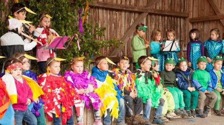 Der Kindergarten in Laugna feierte mit einer „Reise durch den Frühling“ ein buntes Fest.  
