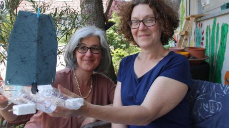 Grund zum Feiern: Die Wertinger Kunstschule „KuK“ erhält beim morgigen Sommerfest offiziell das Zertifikat des Landesverbandes der Jugendkunstschulen. Ursula Echl und Barbara Mahler (von links) freuen sich auch über Schwimmobjekte. 
