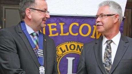 Helmut Holland (im Bild links) ist neuer Präsident des Lions-Clubs Dillingen. Sein Vorgänger, Dr. Rainer Schaller, übertrug ihm die Amtsgeschäfte bei einem Club-Abend im Wertinger Schlosskeller. 

