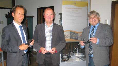 Bürgermeister Willy Lehmeier, Bezirkstagsabgeordneter Dr. Johann Popp und der Direktor der Bezirksverwaltung, Alfred Schneid (von links) eröffneten die Ausstellung.   

