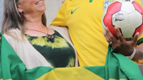 Können gut miteinander, mit oder ohne Fußball: Der Brasilianer Diego Lima-Ribeiro und seine deutsche Schwiegermutter, Renate März. 