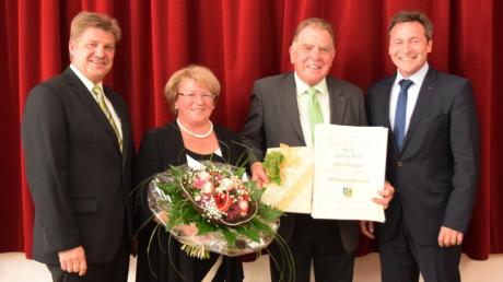 Georg Keis ist nun Ehrenbürger und Altbürgermeister der Gemeinde Laugna. Auf dem Bild: (von links) Bürgermeister Johann Gebele, Anni und Georg Keis sowie Landrat Leo Schrell. 