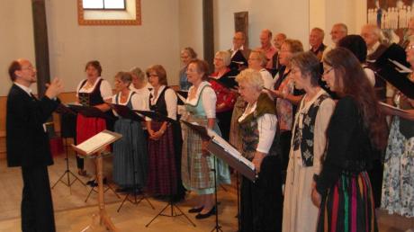Der Liederkranz Wertingen und sein Chorleiter Werner Bürgle haben in der Synagoge in Binswangen ihr Sommerkonzert dem Volkslied gewidmet.