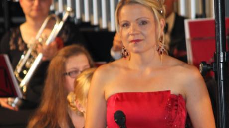 Der Star des Abends war neben der Bläserphilharmonie und Tobias Schmid, die Sängerin Carola Egger.  

