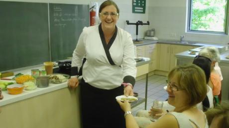 Köchin Corina Esche bereitet für die Teilnehmerinnen des Kurses „Restlos genießen - zu gut für die Tonne“ die verschiedensten Speisen zu, 
