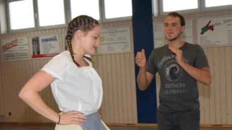 Lorena Adelmann übt vor der Aufführung mit ihrem Tanzpartner Andreas Klaus. 