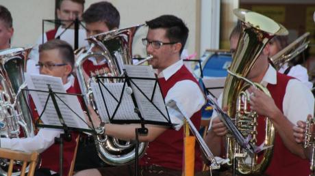 Die Stammkapelle des Musikvereins Zusamaltheim beschloss mit einer Serenade eine erfoglreiche Saison.