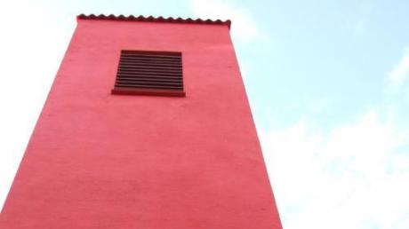 Sanierung am Sontheimer Feuerwehrhaus: Der Turm wurde in einem kräftigem Rotton gestrichen.
