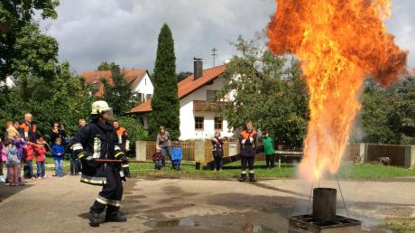 Beim Ferienprogramm der Feuerwehr Osterbuch simulierte Kommandant Stefan Jäckle einen Fettbrand.   

