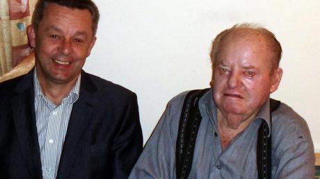Seinen 90. Geburtstag konnte der Land- und Gastwirt Andreas Langenmair (rechts) in Bocksberg feiern. Dritter Bürgermeister Hermann Jäckle überbrachte die Glückwünsche der Gemeinde Laugna. 