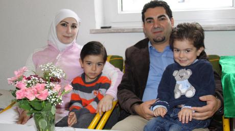 Die syrische Familie, die derzeit in Buttenwiesen in der Asylunterkunft in der Donauwörther Straße lebt: (von links) Eman, Söhnchen Mouz, Ammar und Söhnchen Malaz. 