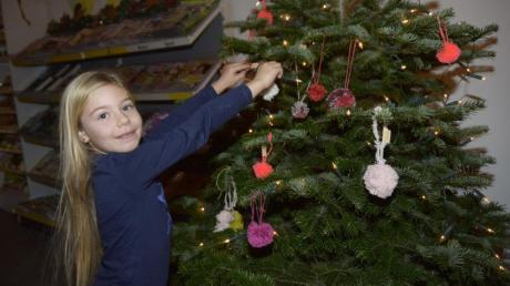 Hanna Schweitzer durfte ihre Bommel als Weihnachtskugeln an den Christbaum im Dorfladen hängen. Insgesamt fünf davon hat sie beigesteuert.