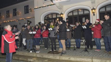 Die Musikkapelle Buttenwiesen bringt mit weihnachtlichen Stücken festliche Stimmung auf den Platz.