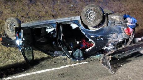 Bei einem Unfall am Montagabend überschlug sich das Auto eines 22-Jährigen. Dieser verschanzte sich anschließend im Wagen. 