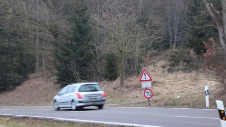 Auf der maroden Strecke zwischen Langenreichen und Hohenreichen ist nur Tempo 70 erlaubt. Hier verunglückte in der vergangenen Woche ein junger Mann tödlich. 
