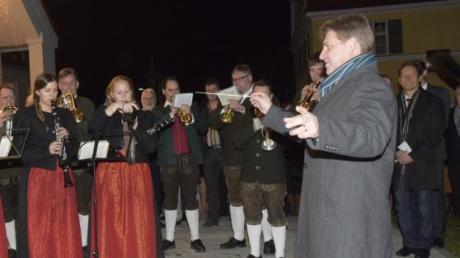 Den Taktstock führt Johann Gebele nicht nur als Laugnas Bürgermeister. Auch die Musiker aus Laugna und Osterbuch hören auf sein Kommando, wenigstens beim letzten Stück des Geburtstagsständchens