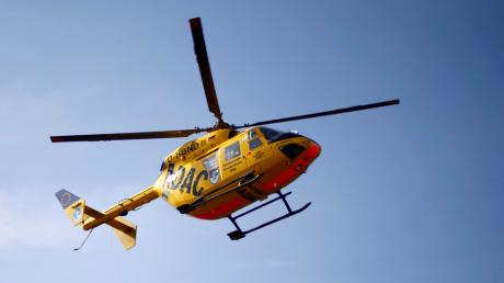 Mit einem Rettungshubschrauber wurde der achtjährige Bub ins Klinikum Augburg geflogen.