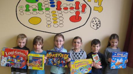 Die Schüler und Schülerinnen der Klasse 1b von der Ulrich-von-Thürheim-Grundschule freuen sich über neue Spiele, mit denen sie sich jetzt die Zeit im Spielezimmer vertreiben können. 
