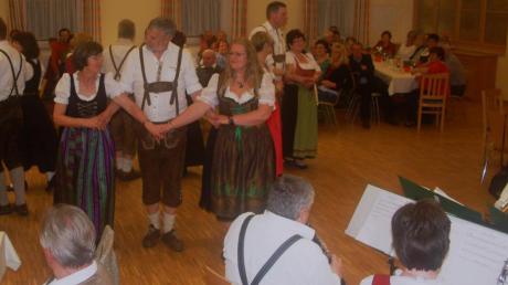 Beim Osterbucher Musikfrühling zeigte unter anderem die Laugnaer Volkstanzgruppe ihr Können und ihre Kondition. 