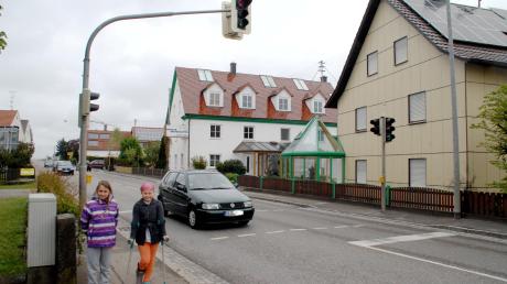 Antonia und Evita (rechts) stehen an der Ampel an der Steinheimer Ortsdurchfahrt, wo die beiden Mädchen nach eigenem Bekunden durch das Rotlicht missachtende Lkw-Fahrer gefährdet wurden. 