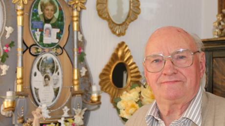 Anton Sailer ehrt seine zwei verstorbenen Frauen mit einem selbst gebastelten Altar in seinem Wohnzimmer. 