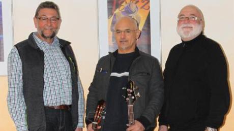 Karl Burkart, Vorsitzender (links) und Manfred-Andreas Lipp, Schulleiter der Musikschule Wertingen (rechts) freuten sich den neuen Gitarrenlehrer Michael Zeller begrüßen und in seine Aufgabengebiete einweisen zu können. 