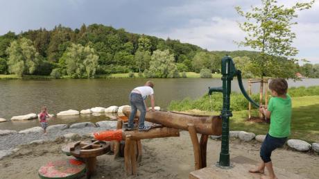 Wasser und Sand: Das sind Elemente, die Kinder am Rothsee beschäftigen und zum Spielen anregen. 