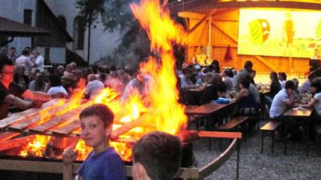 Immer wieder ein Erlebnis für Jung und Alt ist das Osterbucher Veitsfeuer, das am Samstag beim Bürgerhaus entzündet wurde. 