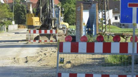 Während der Bauphase kommt es immer wieder vor, dass Autofahrer an der Ortsdurchfahrt Bocksberg nicht durchkommen. Deshalb ist sie schon bei der Einfahrt, hier von Laugna her kommend, als Sackgasse ausgewiesen. 