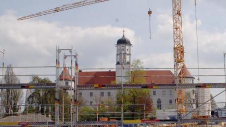 Dort, wo früher das ehemalige Internat in Höchstädt stand, wird derzeit eine Außenstelle des Münchner Finanzamtes gebaut.