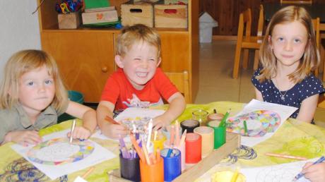 Lea, John und Clara (von links) sind Nachmittagskinder im Erzbischof-Schreiber-Kindergarten in Bissingen. Bald dürfen sie an einem neuen Tisch ihren bunten Bilder malen. Der Kindergarten wird generalsaniert. 