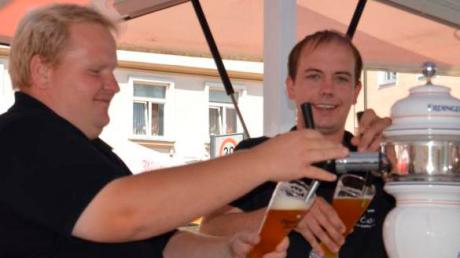Die Vorsitzenden der Hütte Lauingen, Florian Mundi (links) und Stefan Kohler, hatten vergangenes Wochenende beim Cityfest in der Herzogstadt alle Hände voll zu tun – auch am Ausschank.