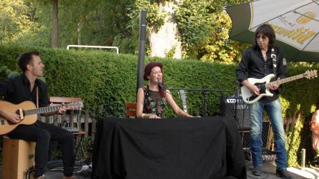 Bei ihrem Konzert in Lauingen zeigten Sarah Straub, Florian Hirle (links) und Siggi Schwarz (rechts) über welch beeindruckende musikalische Power sie gemeinsam verfügen. 