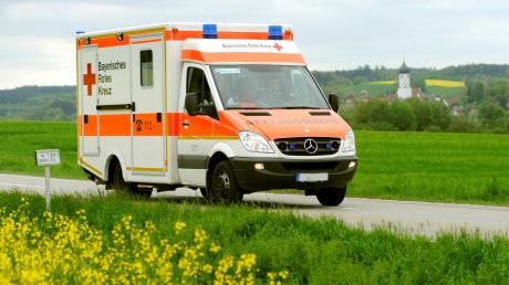 Ein verletzter Arbeiter musste zur Behandlung vom unteren Zusamtal nach Augsburg gebracht werden. Symbolbild: Weizenegger