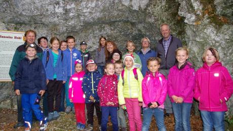 15 Kinder aus dem Kesseltal waren mit ihrer Begleitung auf Höhlenerkundung am Michelsberg. Links im Bild: Ihr Naturführer Heinrich Schiele. 