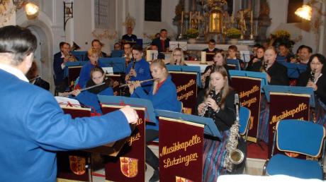 Die Musikkapelle Lutzingen unter der Leitung von Eugen Götz bei ihrem Gemeinschaftskonzert mit dem Kirchenchor der Pfarrei St. Michael. 