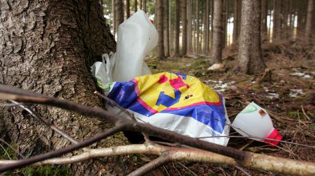 Symbolbild für Müll im Wald.