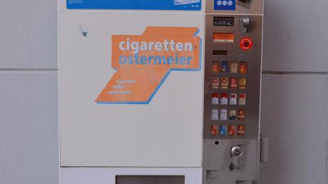 Unbekannte haben versucht, einen Zigarettenautomaten zu stehlen. 